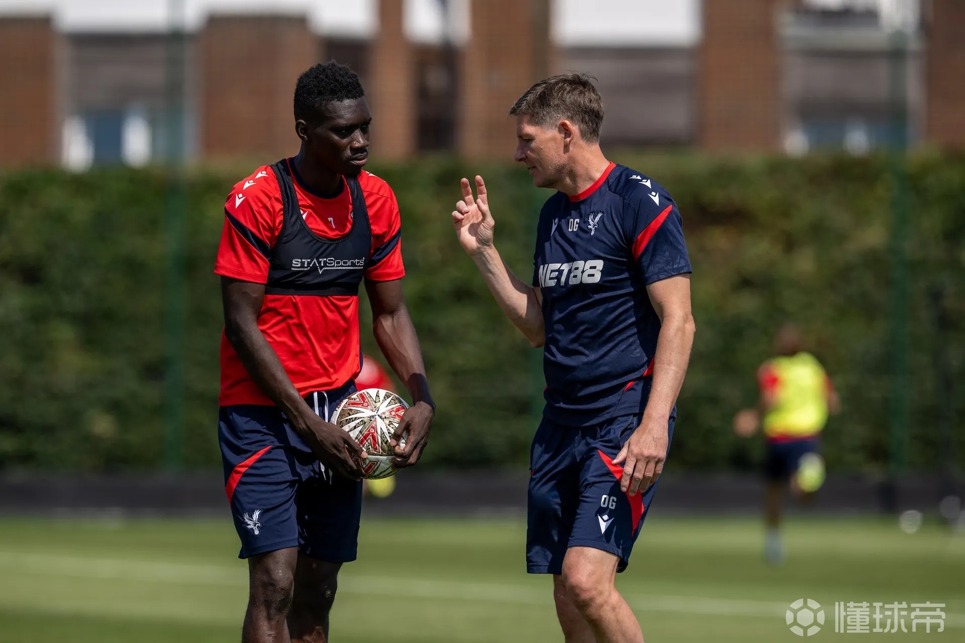 关于利物浦集结日单刀错失；志在社区盾名次提升；气氛紧张；临场指挥获称赞的信息