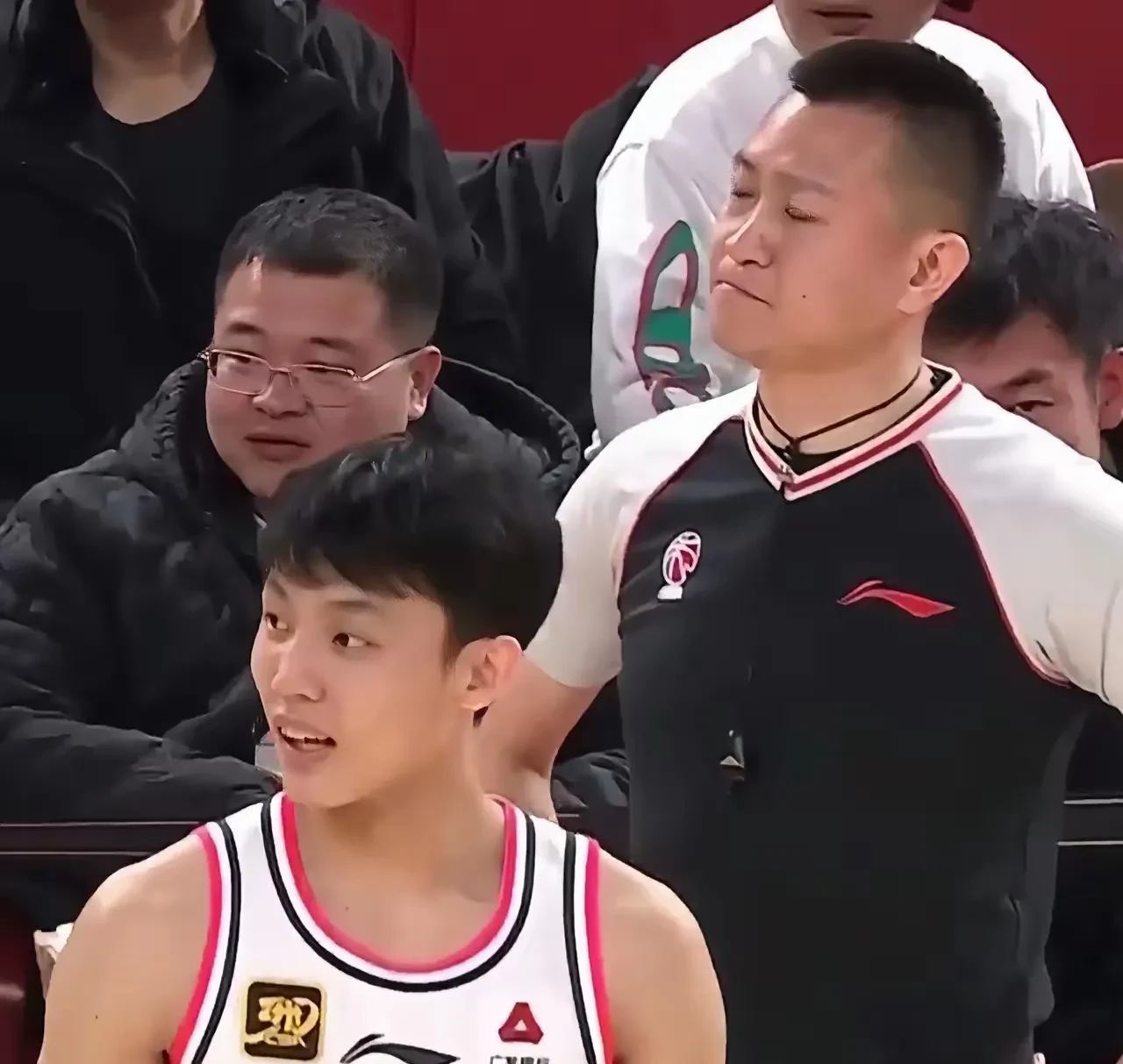 包含赛地聚焦——CBA常规赛集结日热度飙升，广州队遗憾出局，压力陡增，身体对抗强度拉满的词条